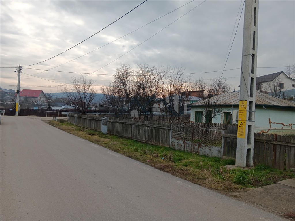 Uricani Miroslava Teren 1100mp cu casa batraneasca si toate