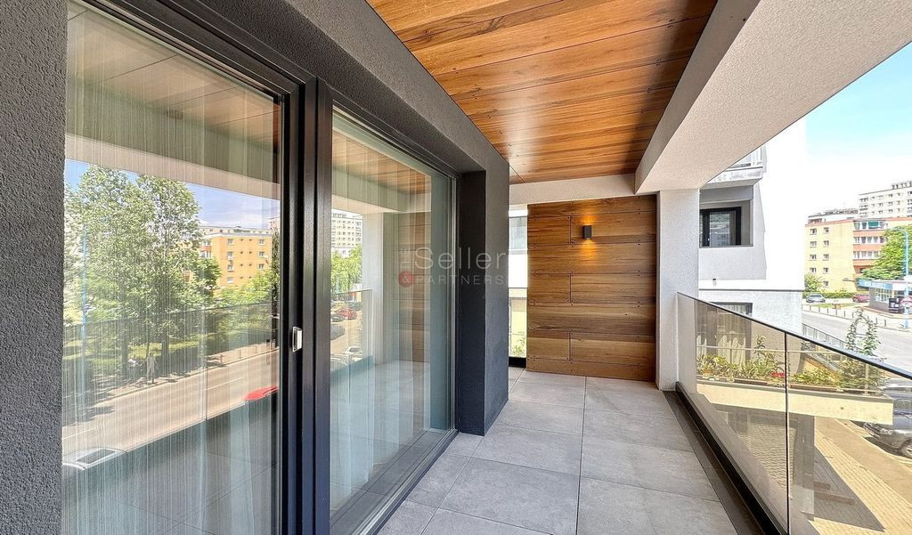 Terasa Suprafata Generoasa