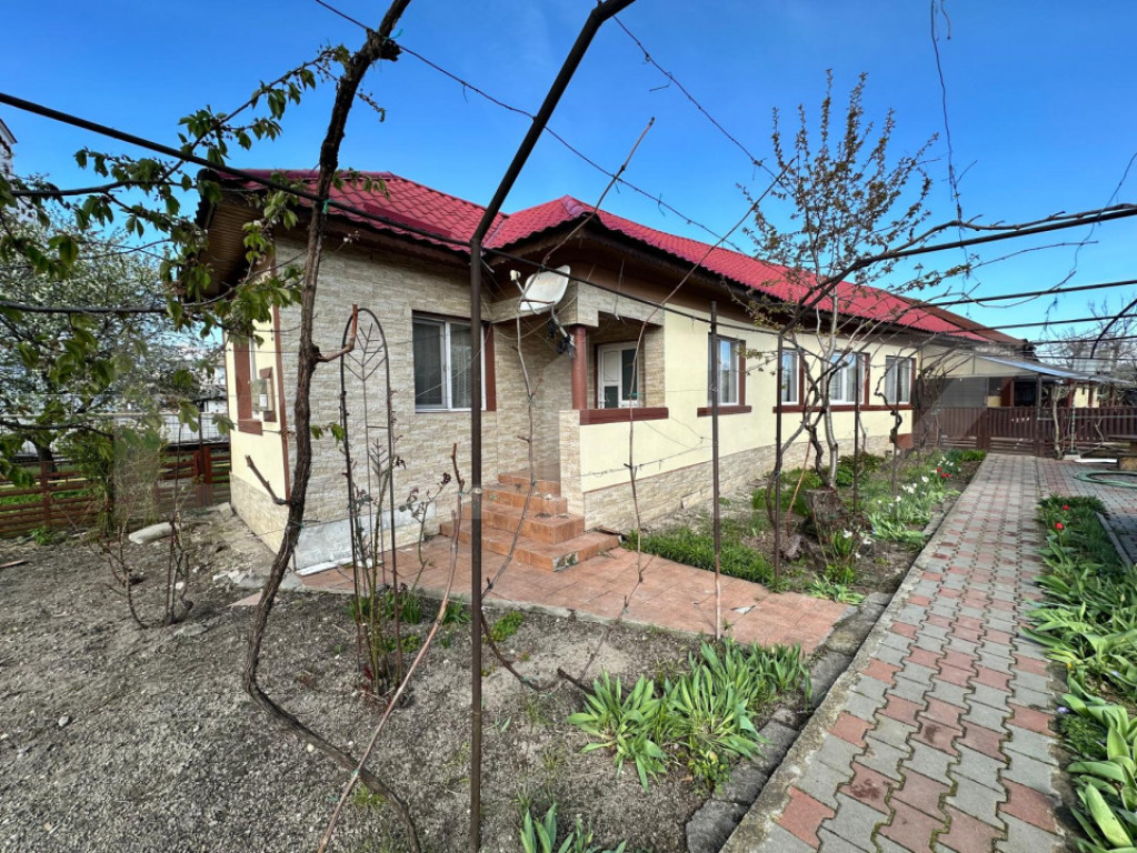 Casa Parter renovata, zona biserica Podari , 2300mp teren