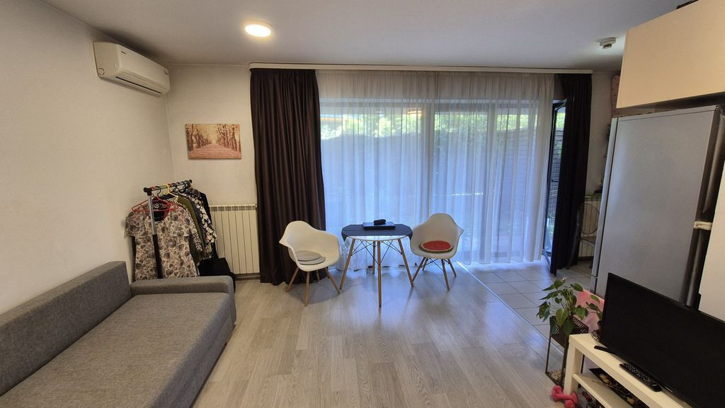 Garsoniera 28,23 mp + gradina 18 mp + loc de parcare - Po...