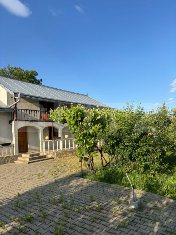 Casă individuală elegantă, cu grădină matură și teren