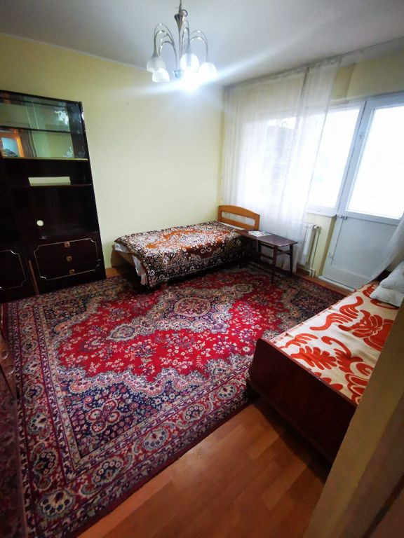 Apartament 3 camere de închiriat – Piața Centrală, E...