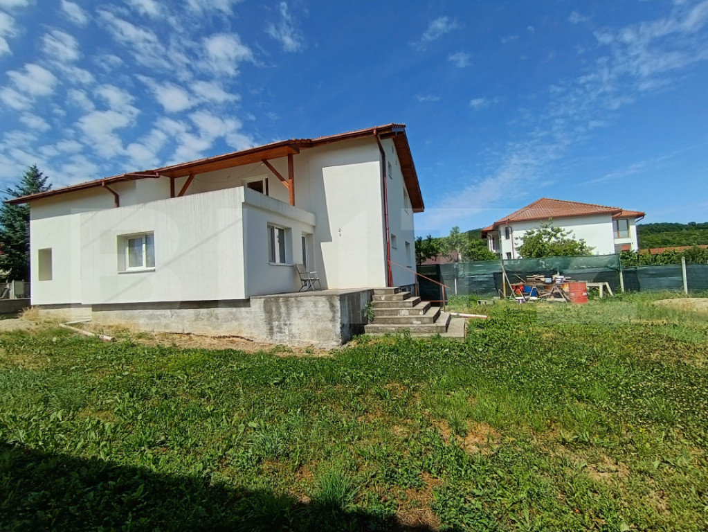 Casa cu 4 camere în suprafață de 192 mp și un teren de 1
