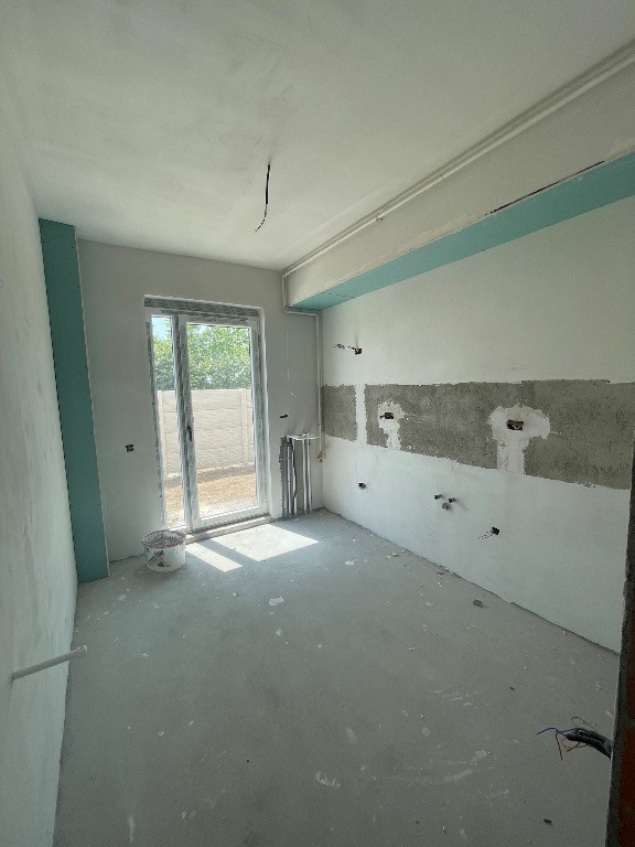 Apartament cu 2 camere decomandat + curte cadastrată