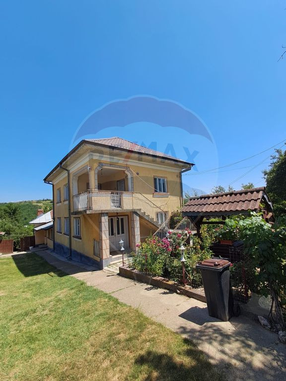 Casă / Vilă cu 4 camere de vânzare în zona Central in...