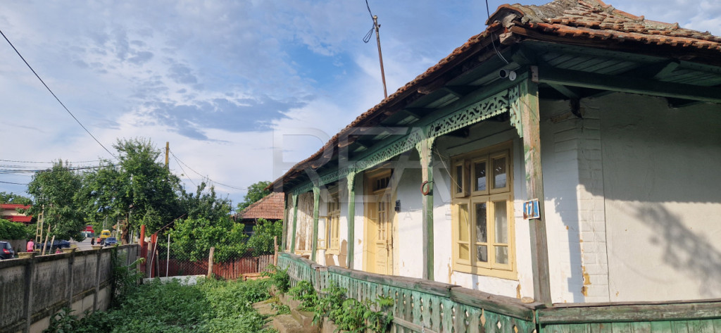 Casa batraneasca, cu teren de 1300 m.p. comuna Dascalu