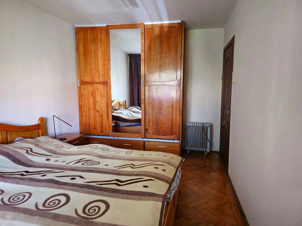 Apartament 4 camere, decomandat - zona Tractorul