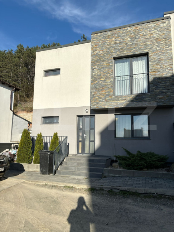 Casa tip triplex, cu 5 camere, 113 mp, teren de 200 mp, zon