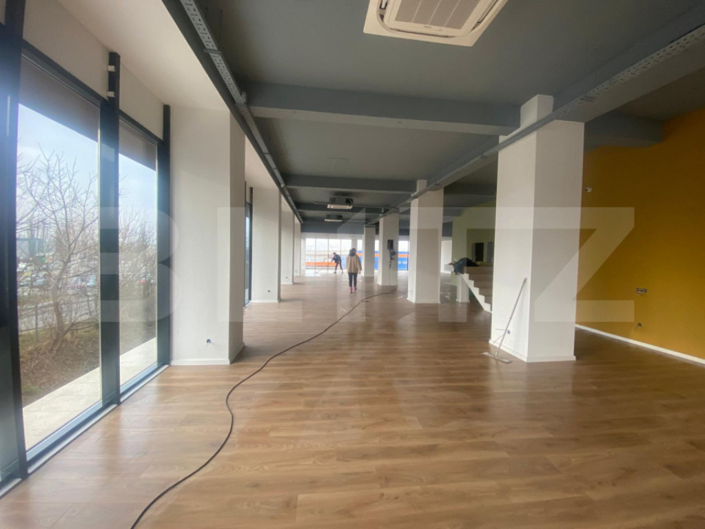 Spatiu comercial, 323 mp, 30 m vitrina, zona Calea Severinul