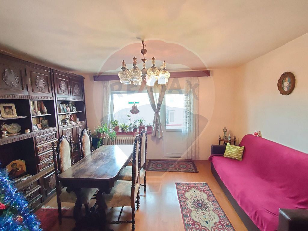 Apartament cu 4 camere de vanzare, zona Miorita