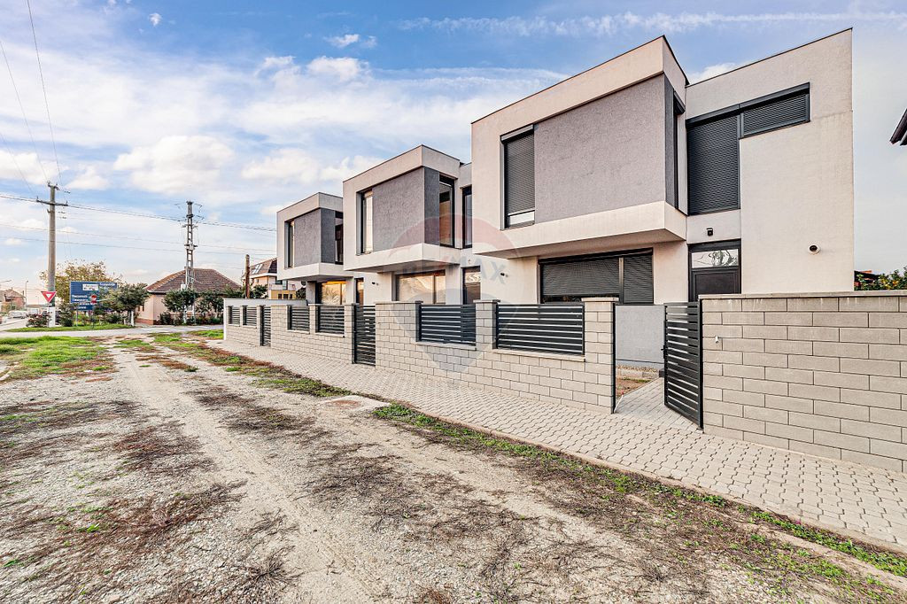 Casă etaj si 3 camere de vânzare în zona Aradul Nou