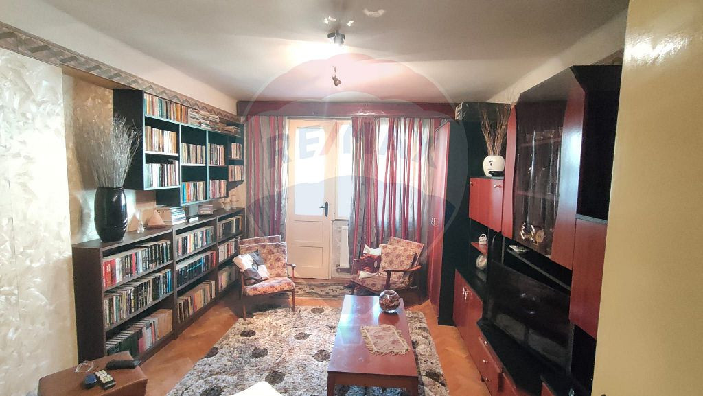 Apartament cu 3 camere de vânzare pe strada Tudor Vladim...