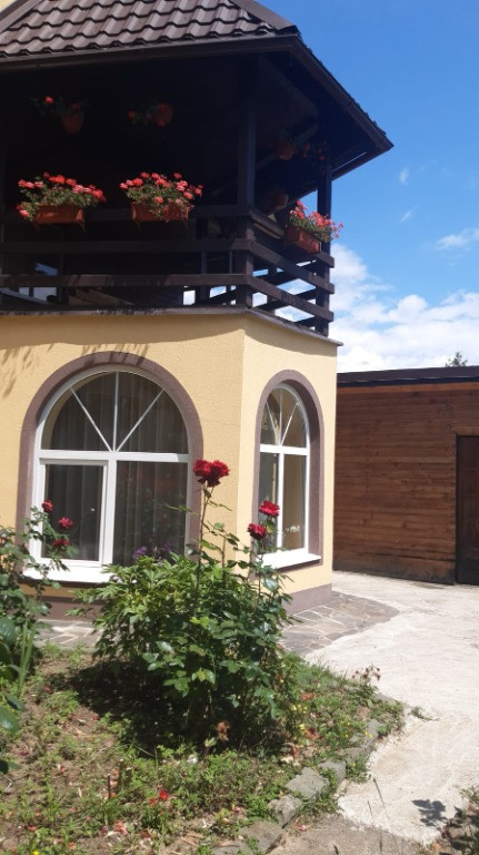 Sat Sasar, casa 18 ari teren