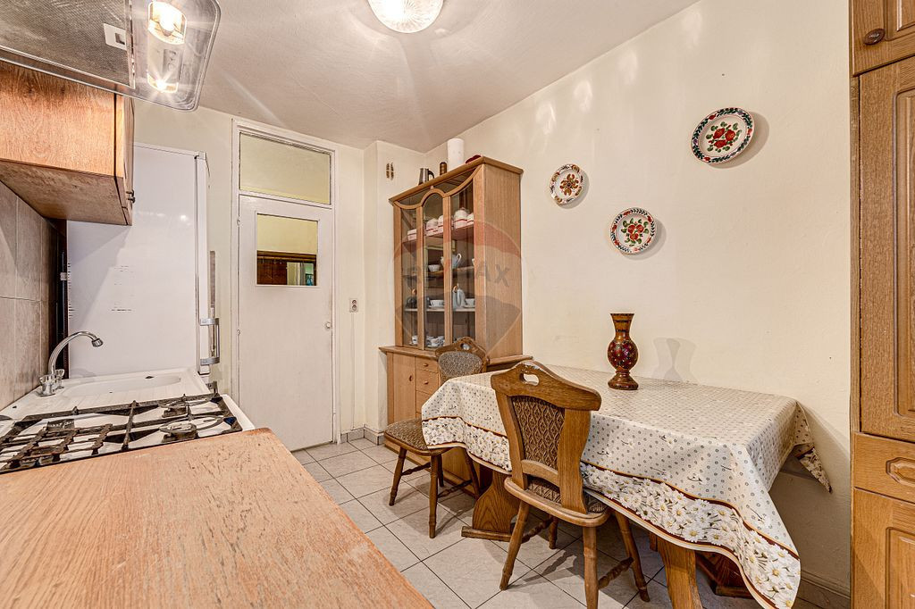 Apartament 2 camere, decomandat, parter, centrala proprie...