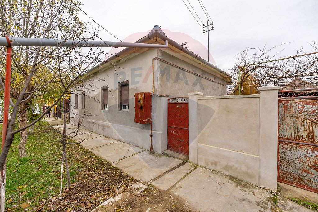 Casă cu 4 camere de vânzare în Sanleani