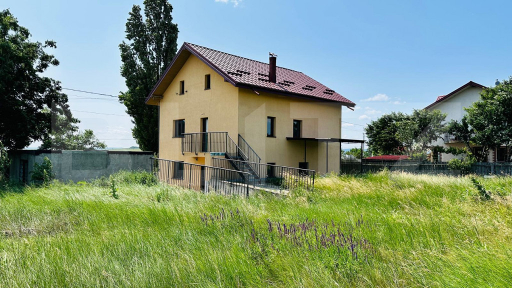 Casa 5 camere, 120 mp utili, 1000 mp teren, strada principal