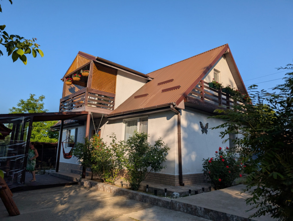 Casa Sărata cu panorama spre Bacau