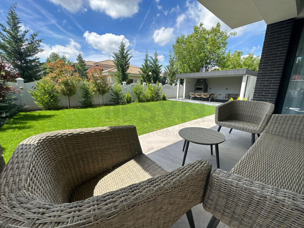 Vila de lux PRIMA CHIRIE Iancu Nicolae 7 camere Jolie Ville