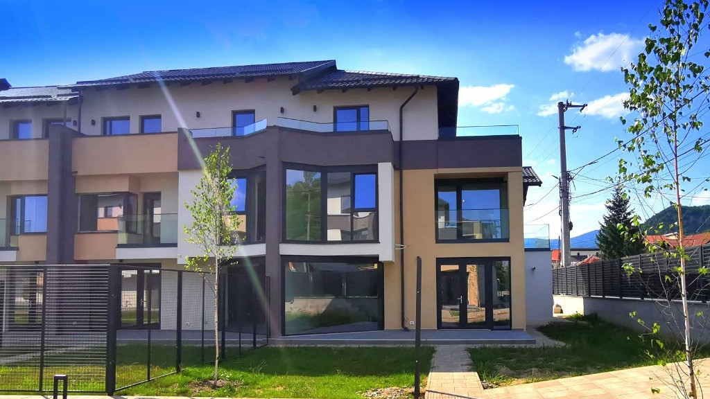 PRIMAVERII VILLAS, CARTIER PRIVAT LANGA ORAS; VILA ROSE