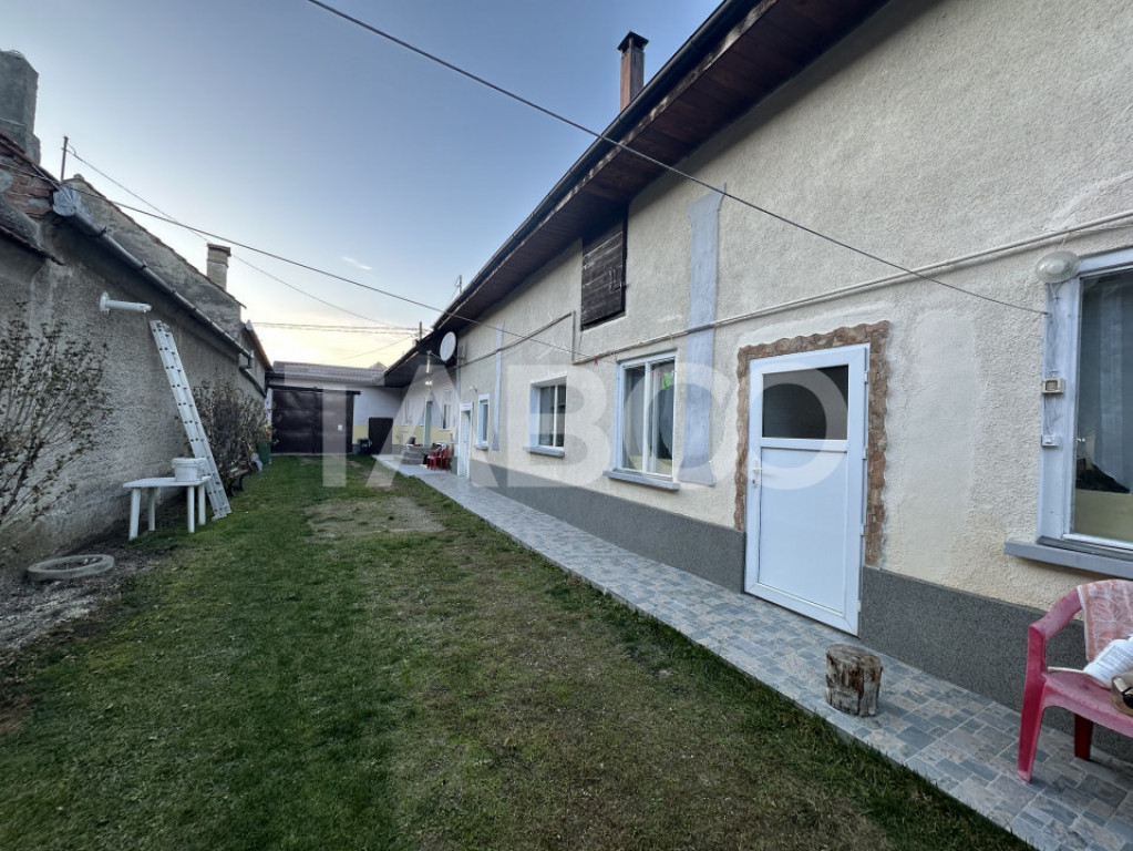 Casa de vanzare 4 camere anexe gospodaresti 884 mp teren in