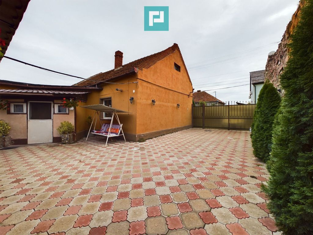 Casă de cărămidă cu teren de 676 mp in Grădiște