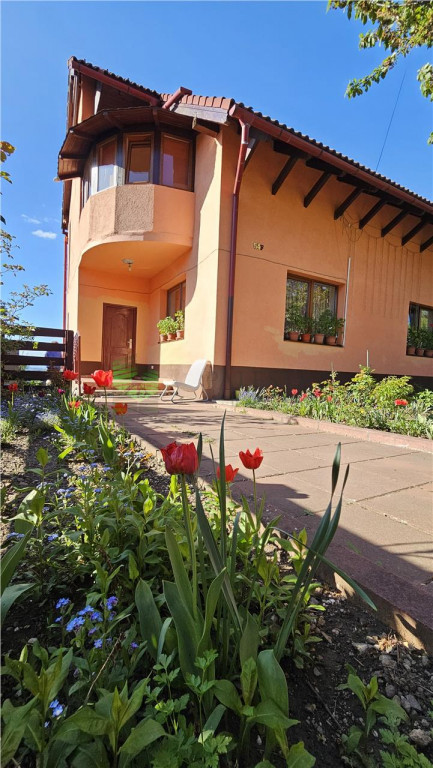 Casa Bunloc,singur curte,priveliste frumoasa 235000 Euro