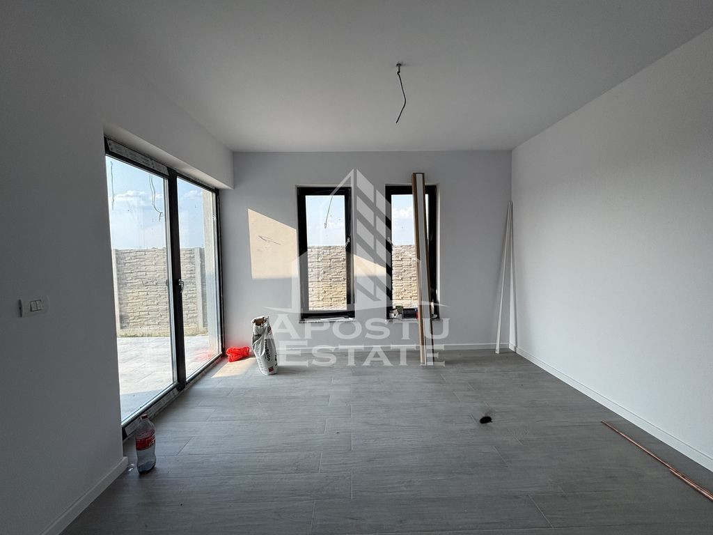 Duplex despartit cu zid dublu de caramida cu 3 camere in ...