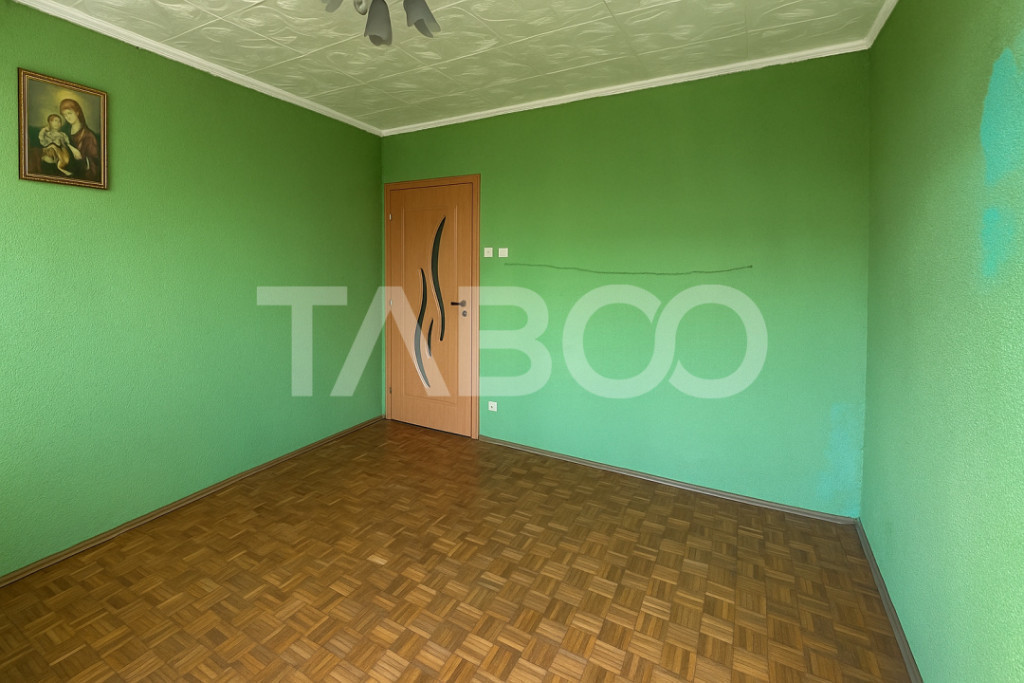 Apartament 2 camere cu balcon de vanzare decomandat zona Str