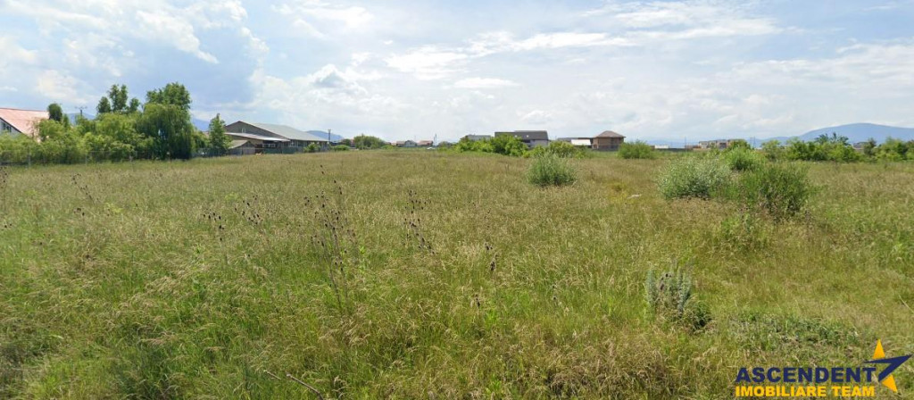 Teren in aria rezidentiala, cu doua fronturi stradale, Crist