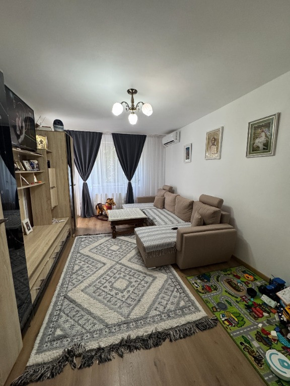 Vand apartament cu 3 camere