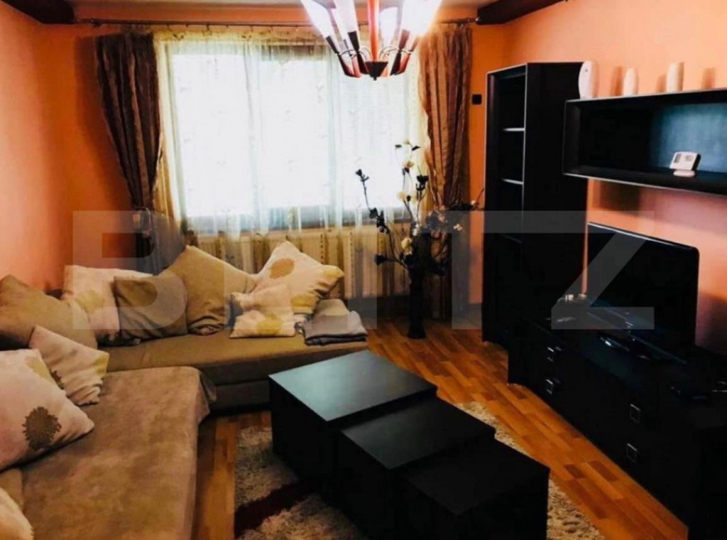 Apartament de vanzare, cu 3 camere, zona centrala