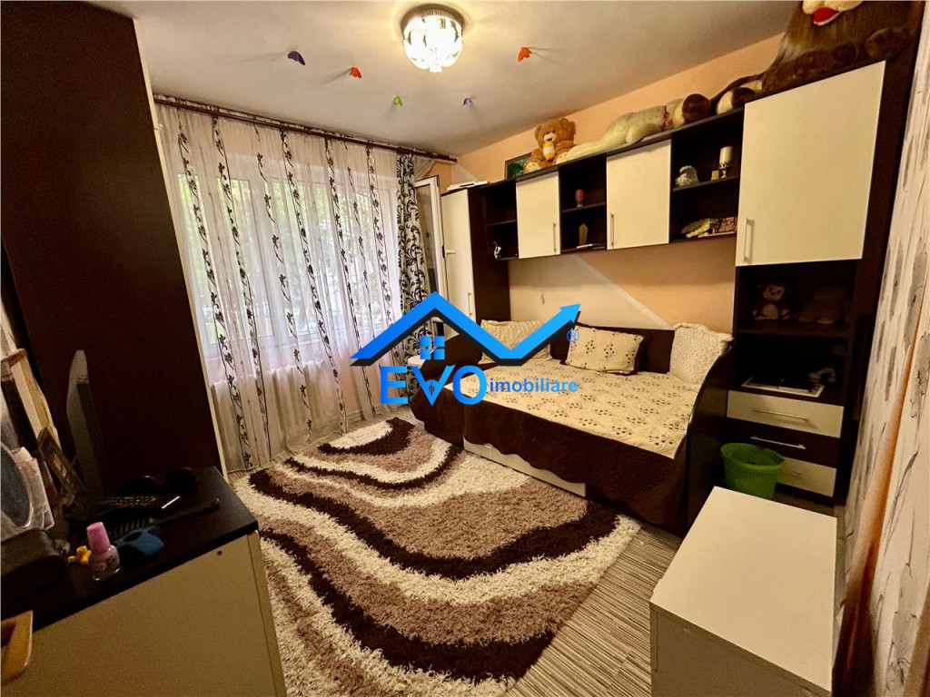 Apartament de cu 3 camere, decomandat, parter, Alexandru ce