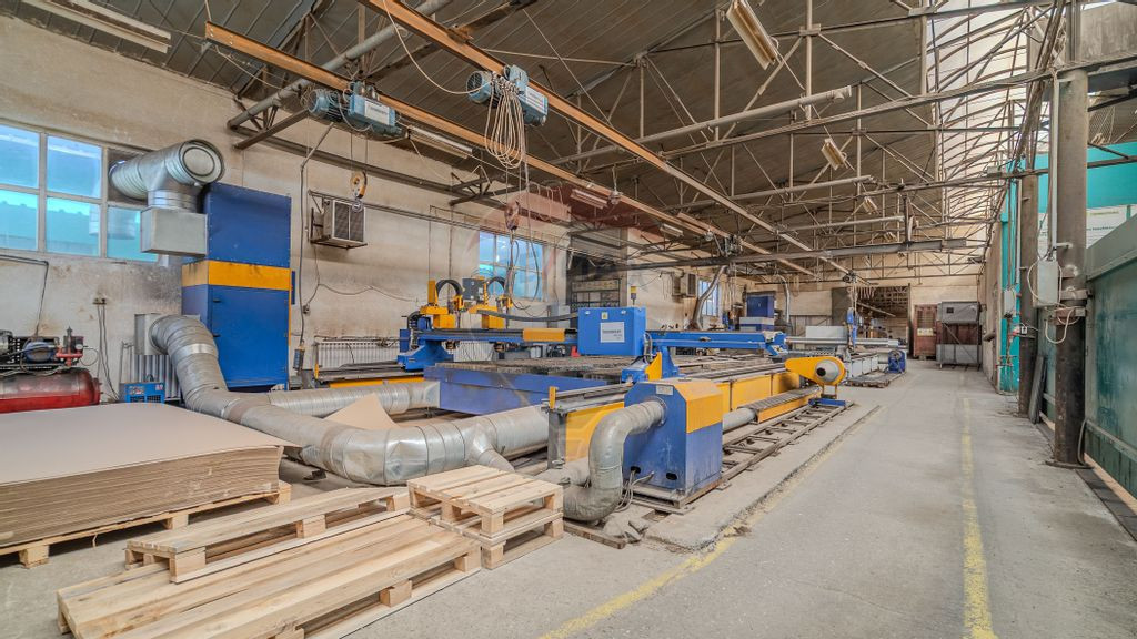 Spațiu industrial de 1,690mp, teren 3800 mp la 2 km de B...