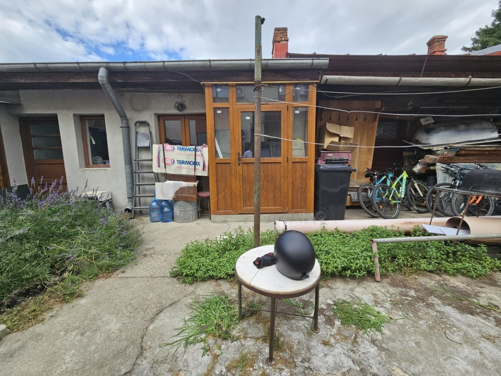 Teren 180 mp cu Constructie I Zona Linistita I Ideala pen...