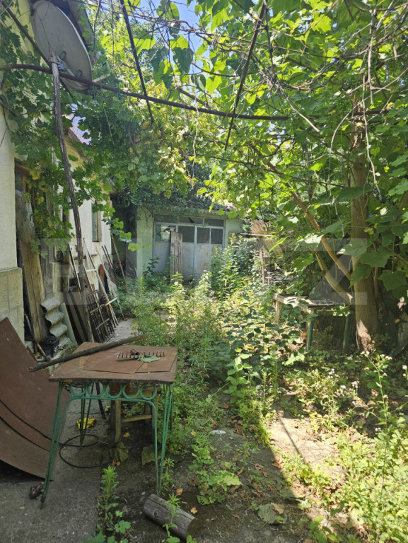 Casa la demisol, 45 mp utili, teren 372 mp in zona Botanica