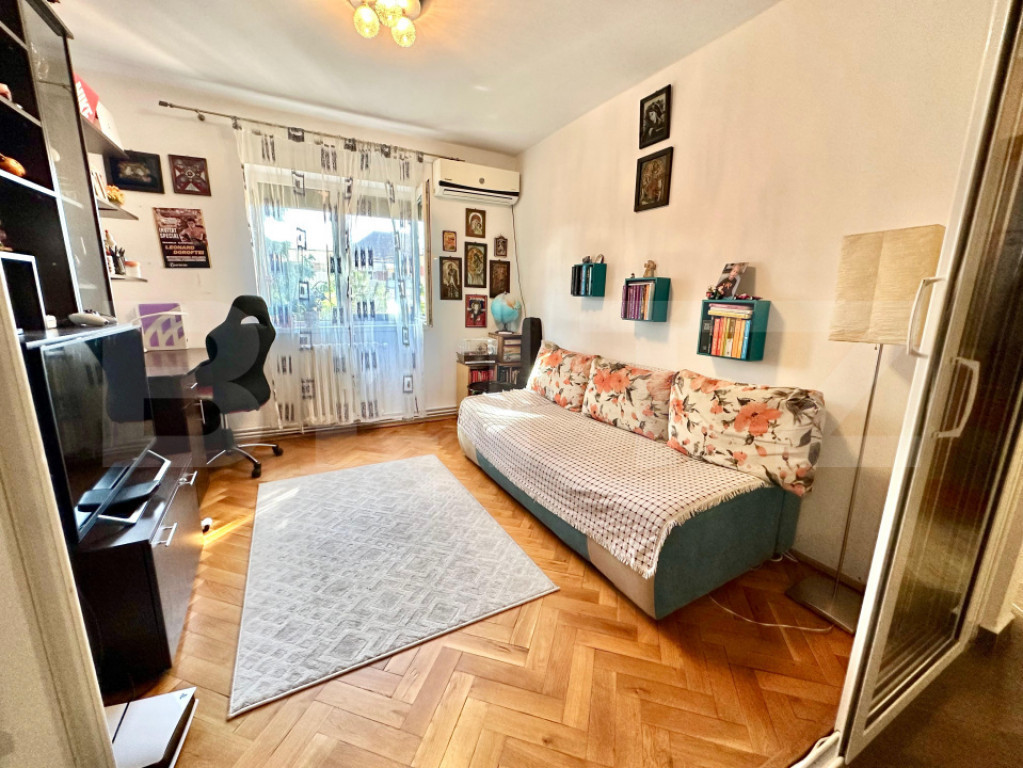 Apartament de vanzare, cu 4 camere, mobilat, 2 băi, parcare