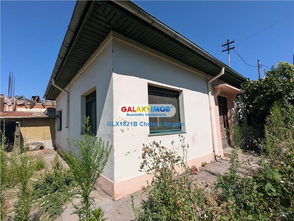 Mun#539;ii Carpa#539;i,teren 569 mp, casa 4 cam si anexe 170