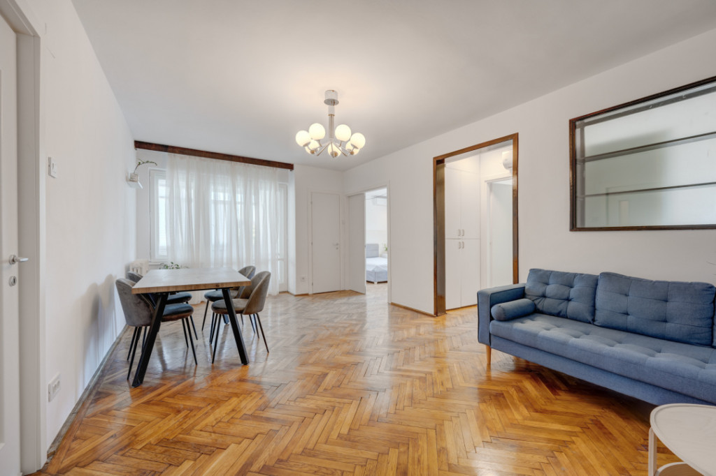 Apartament spațios și luminos de 3 camere cu 2 băi, bloc