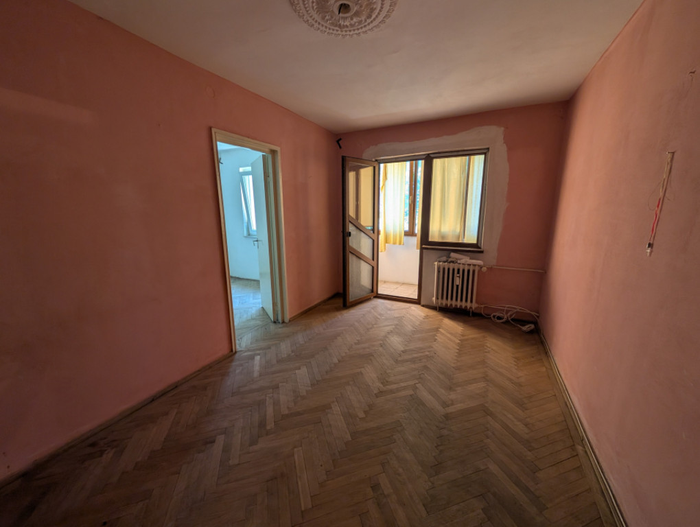 Etaj 2, zona Cornisa- apartament cu balcon închis