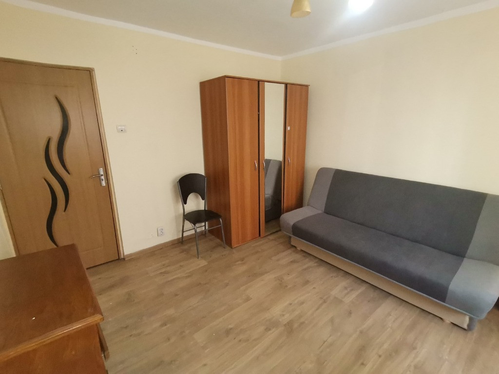 INCHIRIEZ Garsoniera decomandata ,zona Strand