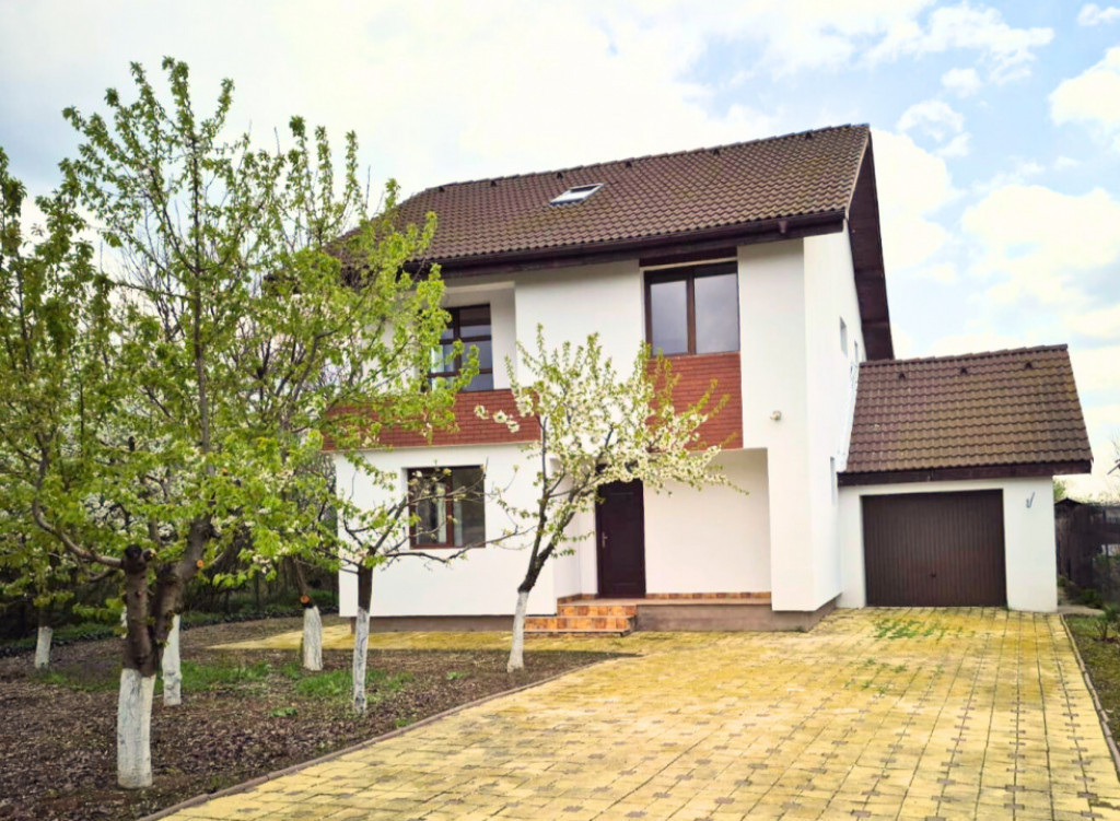 Refugiul Tau in Natura: Casa Moderna si Luminoasa.