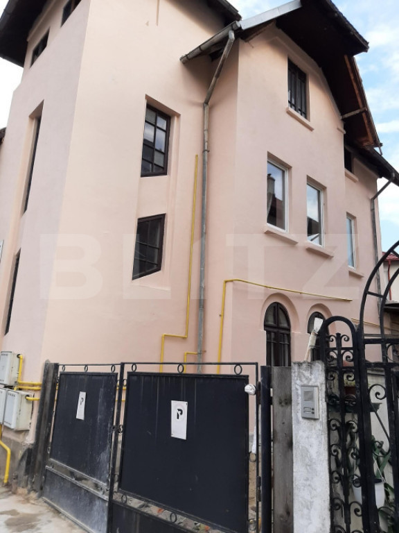 Casa de vanzare, cu 10 camere, suprafata utila 310 mp, zona