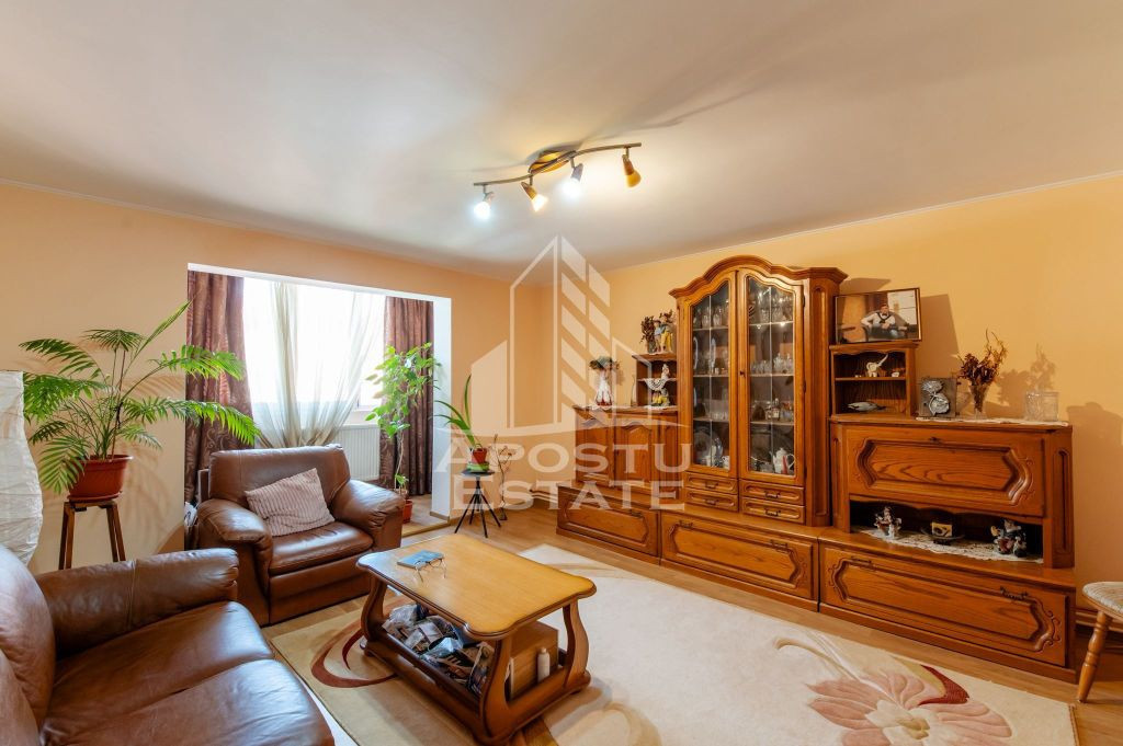 Apartament cu 3 camere, doua bai , centrala termica , dec...