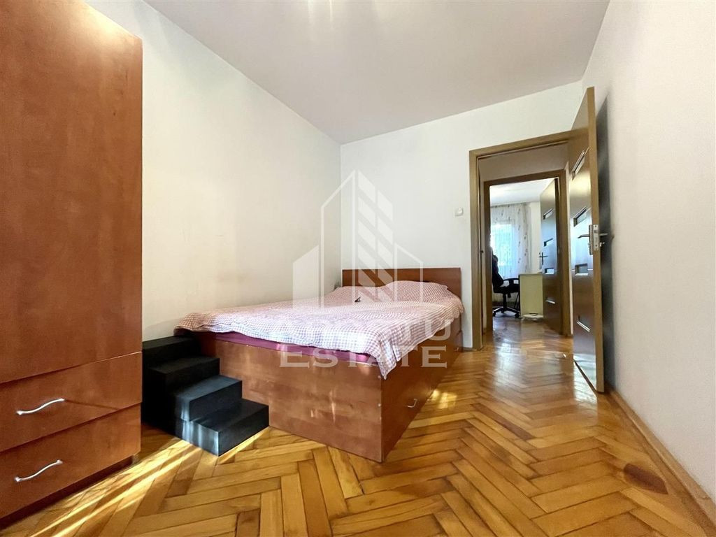 Apartament cu 3 camere etajul 1 zona Sagului