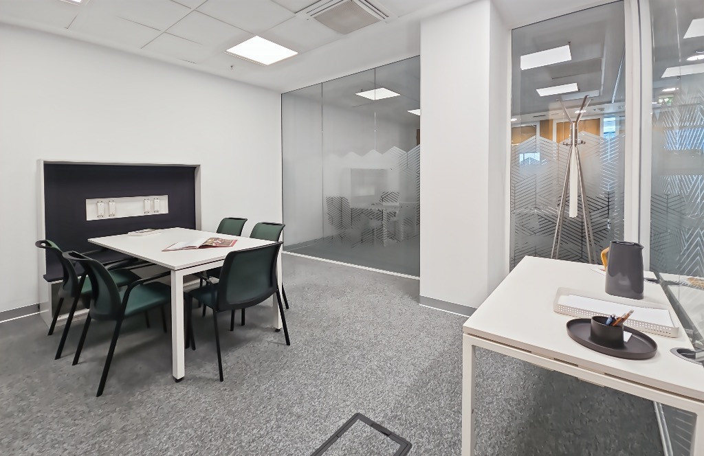 Birouri ce pot fi personalizate pentru 4 persoane în Spaces Campus 6
