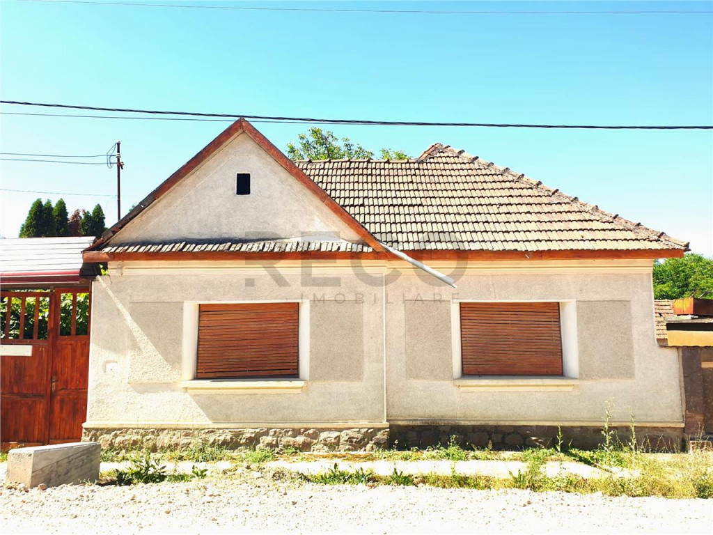 Casa cu 2 camere si teren mare in Ginta.