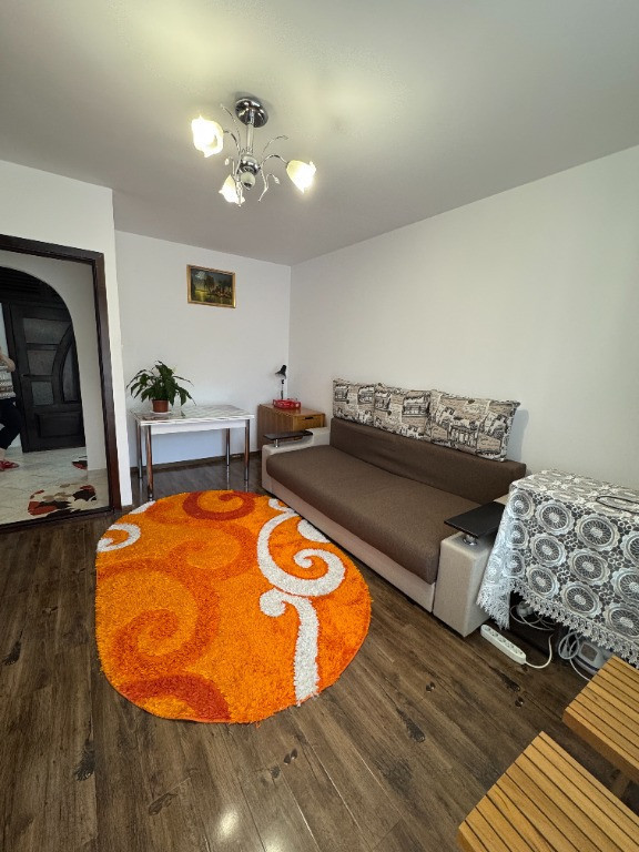 Vand apartament cu 3 camere et 1