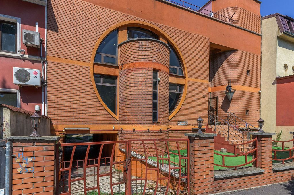 INCHIRIERE Spațiu Comercial: Restaurant, Terasă, Parcar...