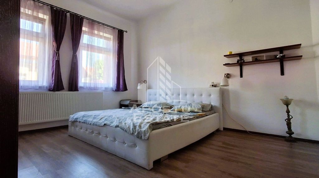 Apartament cu 2 camere, 75 mp utili, la curte comuna