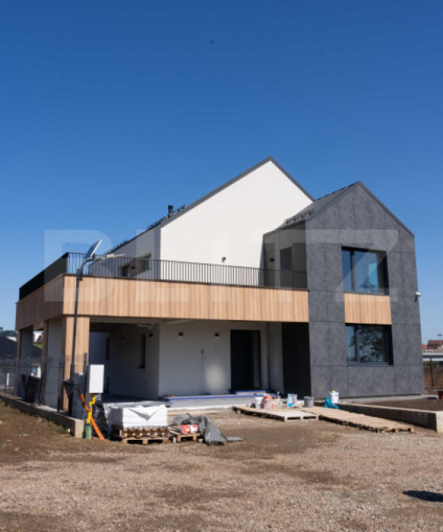 Casa batraneasca, central,Moldovita,250 mp